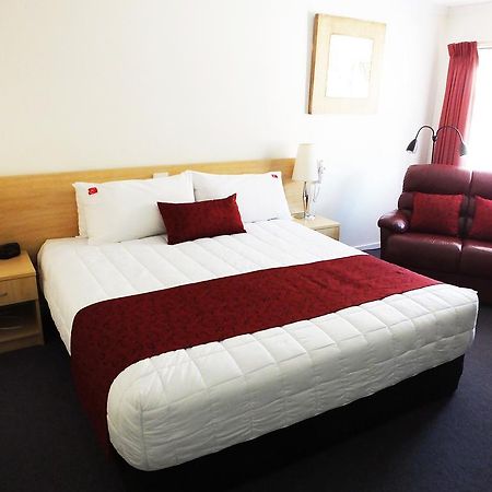 Edinburgh Motor Inn Уоррагул Экстерьер фото