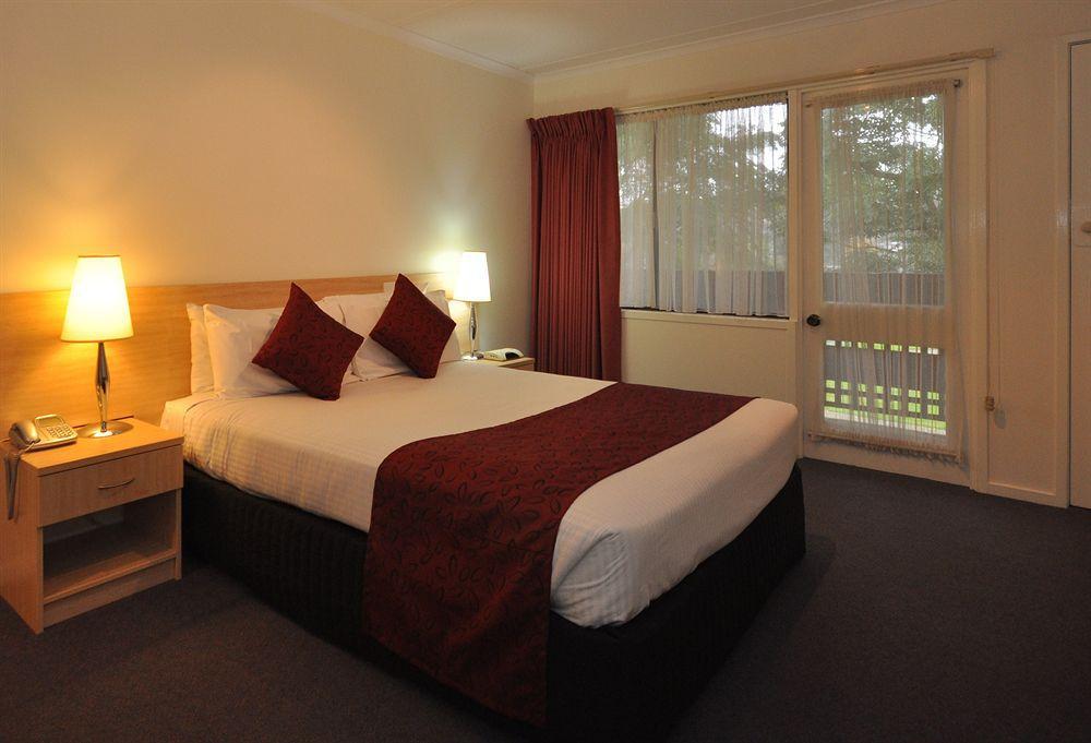 Edinburgh Motor Inn Уоррагул Экстерьер фото