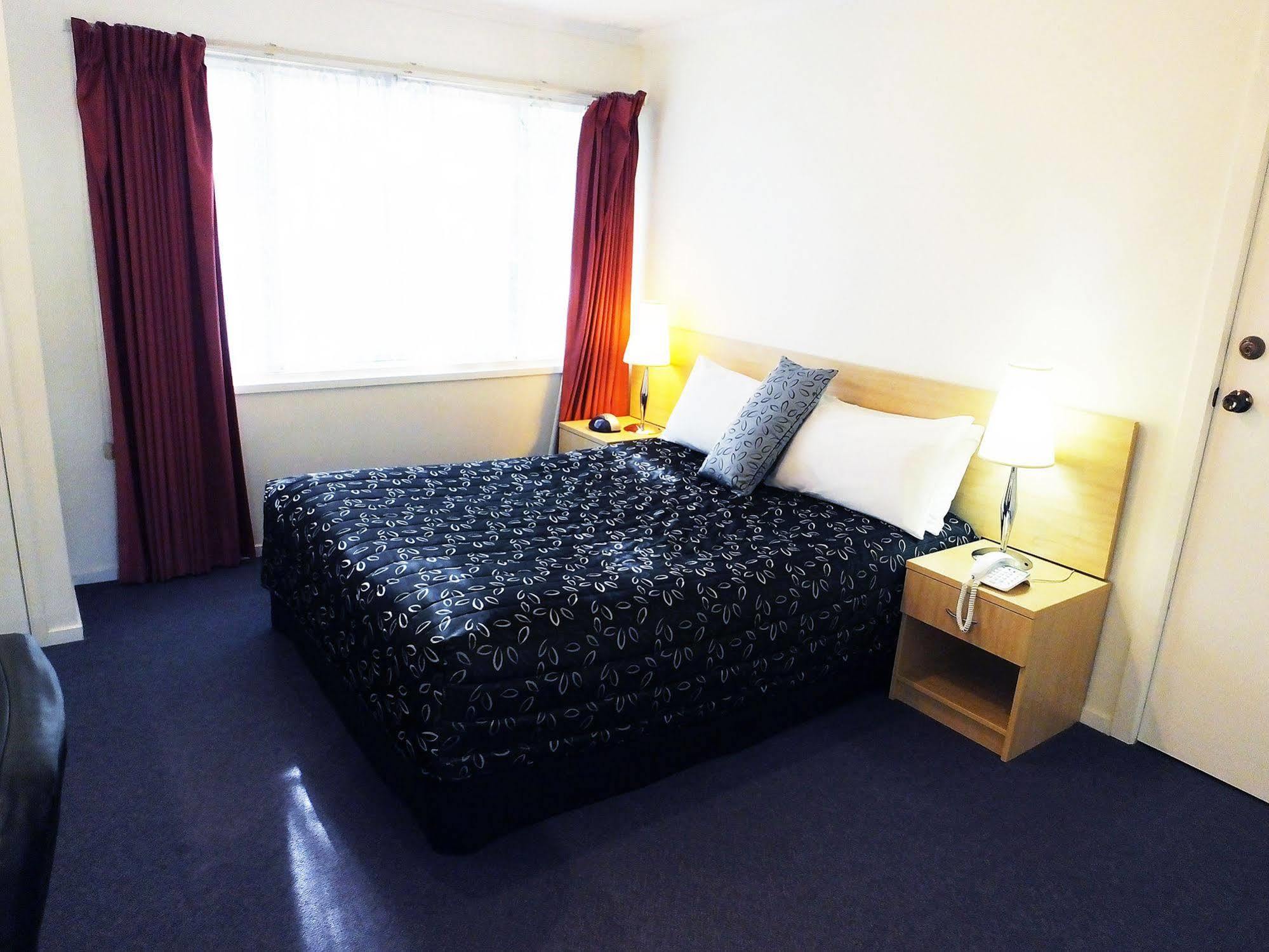 Edinburgh Motor Inn Уоррагул Экстерьер фото