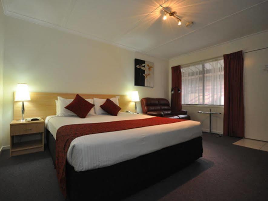 Edinburgh Motor Inn Уоррагул Экстерьер фото