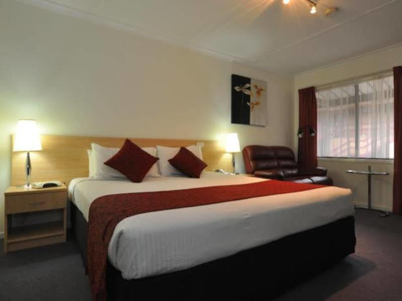 Edinburgh Motor Inn Уоррагул Экстерьер фото